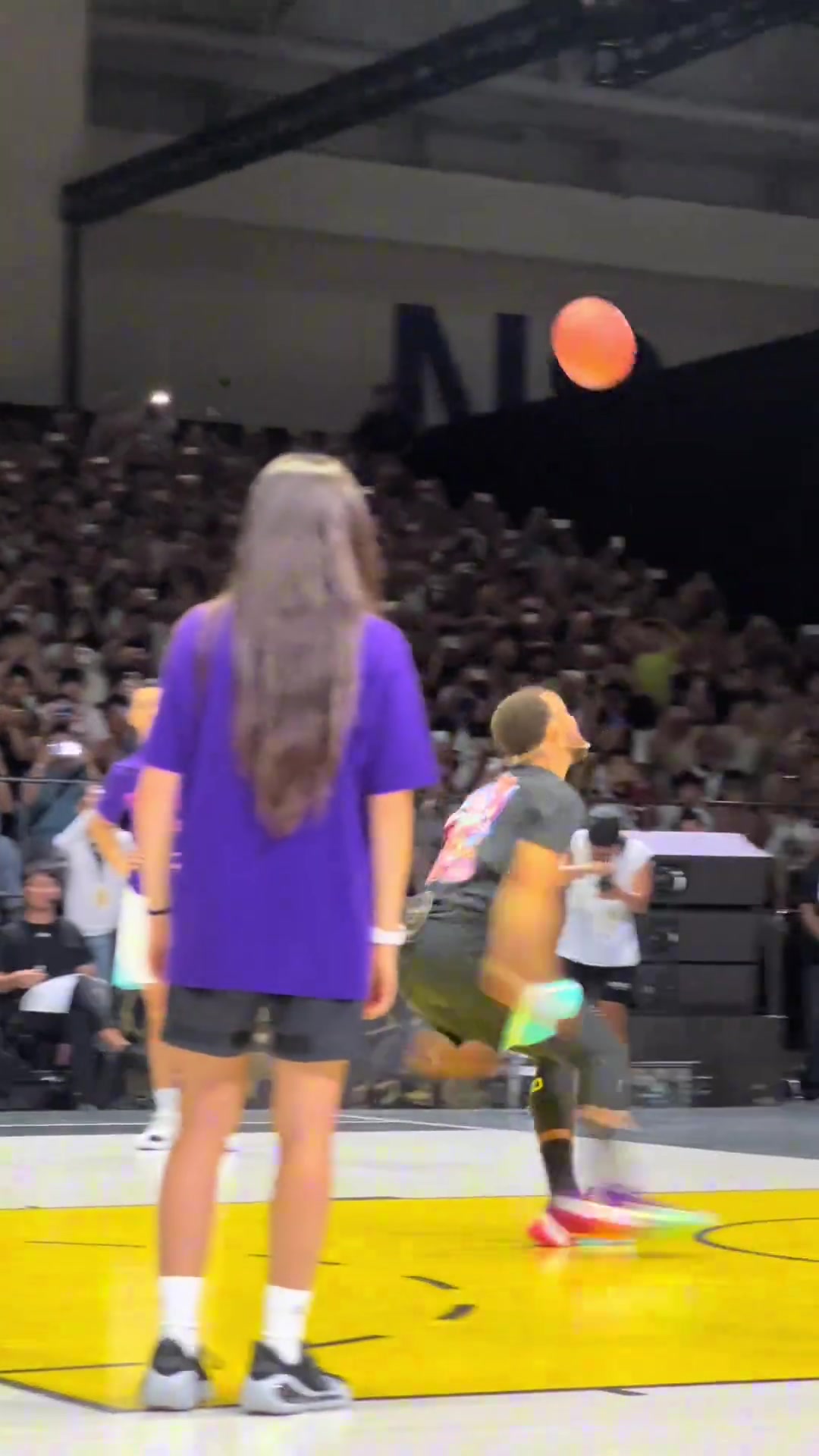 ✈️金州拉文起飞!库里中国行献单臂左手劈扣!